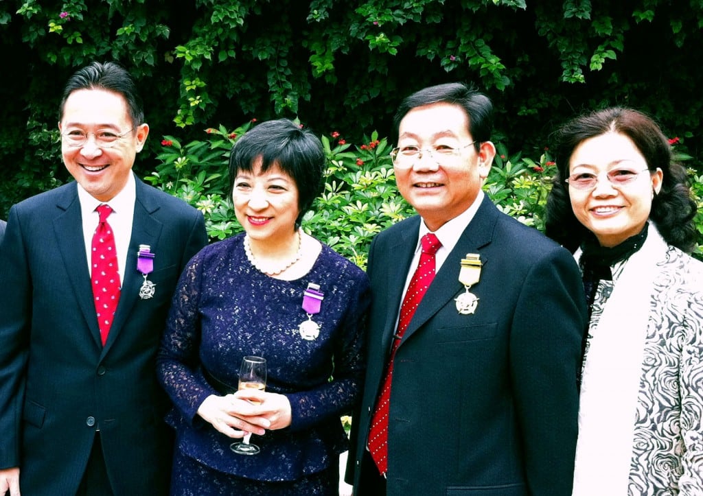 本園辦學團體負責人、校監與 現任及前任香港立法會秘書長陳維安先生、吳文華女士合照